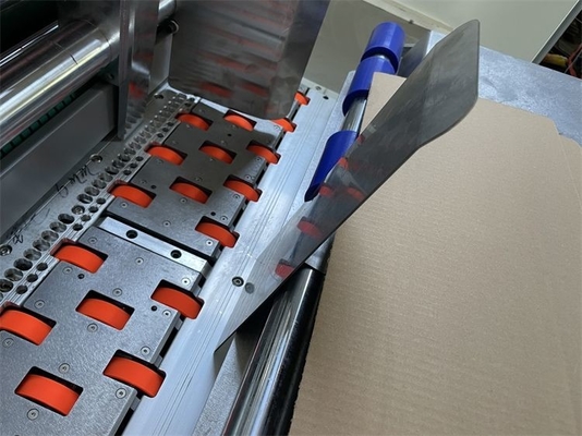 กล่องพิซซ่าเครื่องพิมพ์เฟล็กโซอัตโนมัติ Slotter Die Cutter Folder Gluer Machine ความเร็วที่รวดเร็ว